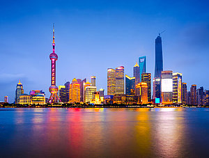 Beleuchtete Skyline in Shanghai, China