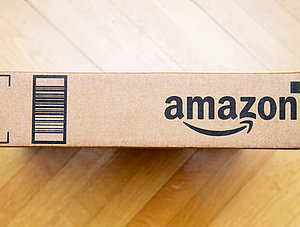 Amazon-Logo auf Paket