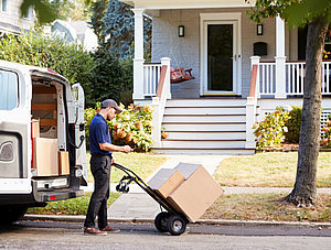 Paketzusteller vor Haus