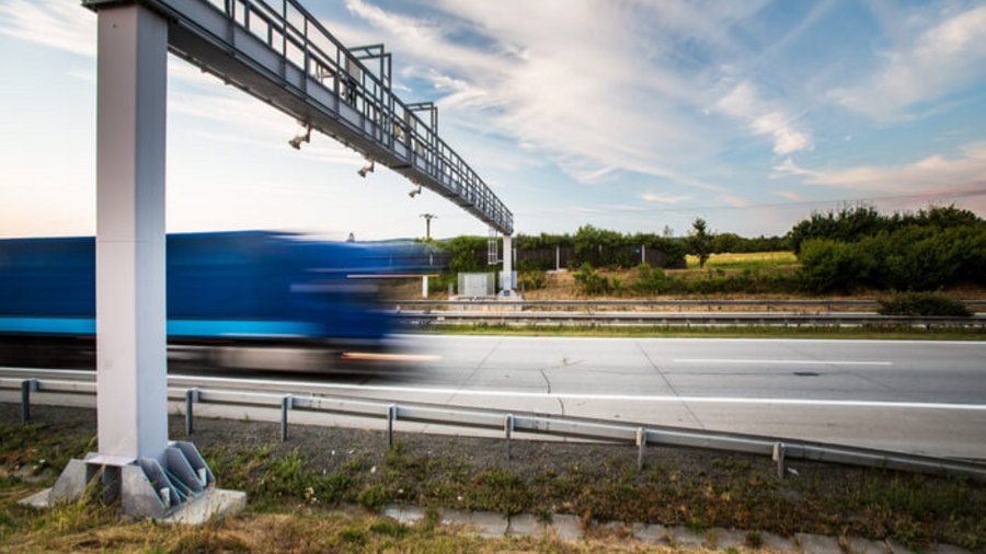 Lkw fährt unter Maut-Station durch