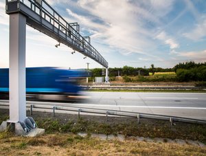 Lkw fährt unter Maut-Station durch