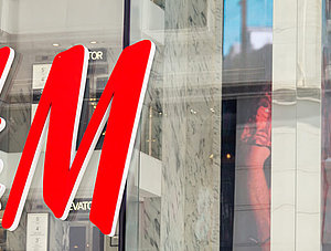 H&amp;M Filiale mit H&amp;M-Schriftzug