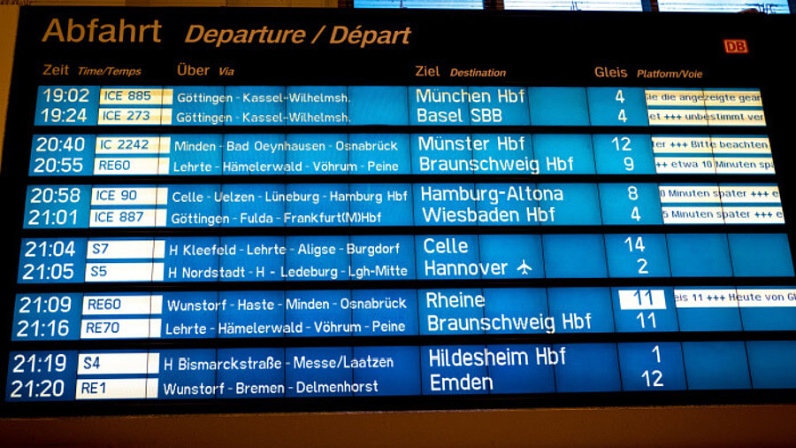 Abfahrt digitale Anzeige Deutsche Bahn mit Zug-Verspätungen