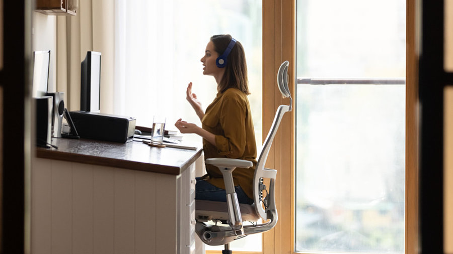 Frau arbeitet im Homeoffice