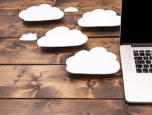 Cloud-Speicher: Wolken neben Laptop