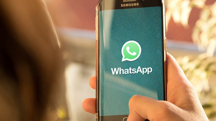 WhatsApp-Logo auf einem Smartphone