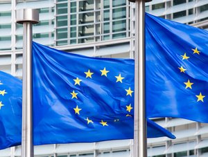 EU-Flaggen vor Kommission in Br&uuml;ssel