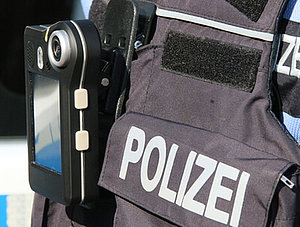 Kamera an Polizeiuniform