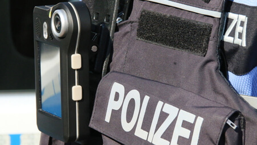 Kamera an Polizeiuniform