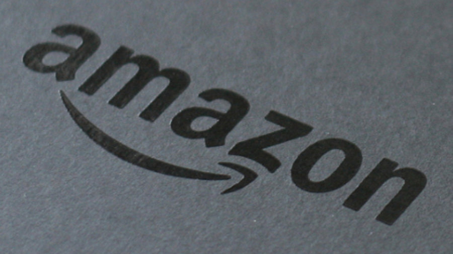 Amazon Logo auf schwarzem Grund