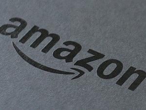 Amazon Logo auf schwarzem Grund