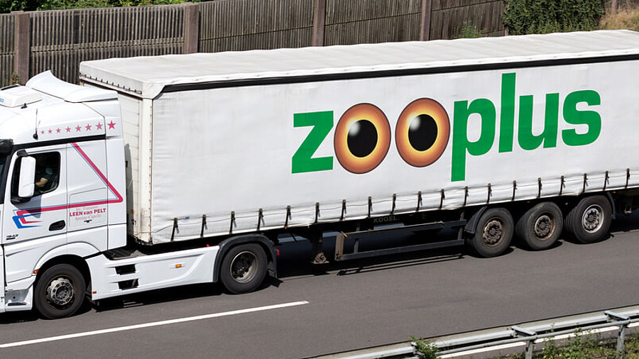 Lkw mit Zooplus-Logo