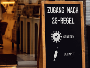 Schild vor Einzelh&auml;ndler mit 2G-Regeln