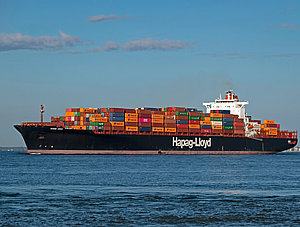 Containerschiff der Reederei Hapag Lloyd