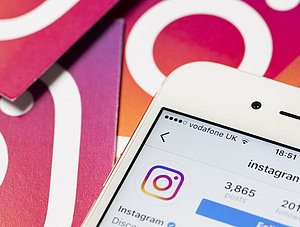 Instagram Logo und Smartphone