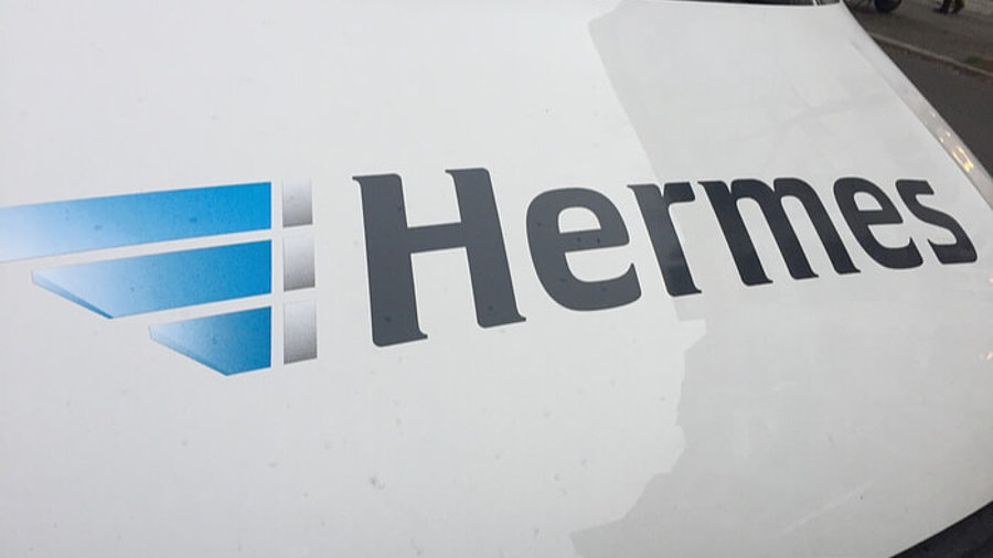 Hermes Logo auf Zustellfahrzeug