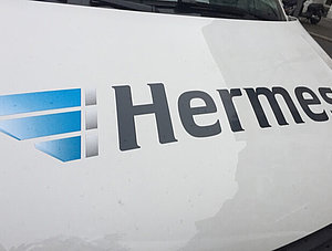 Hermes Logo auf Zustellfahrzeug