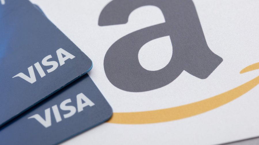 Amazon-Logo und Visa-Kredikarten