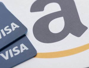 Amazon-Logo und Visa-Kredikarten