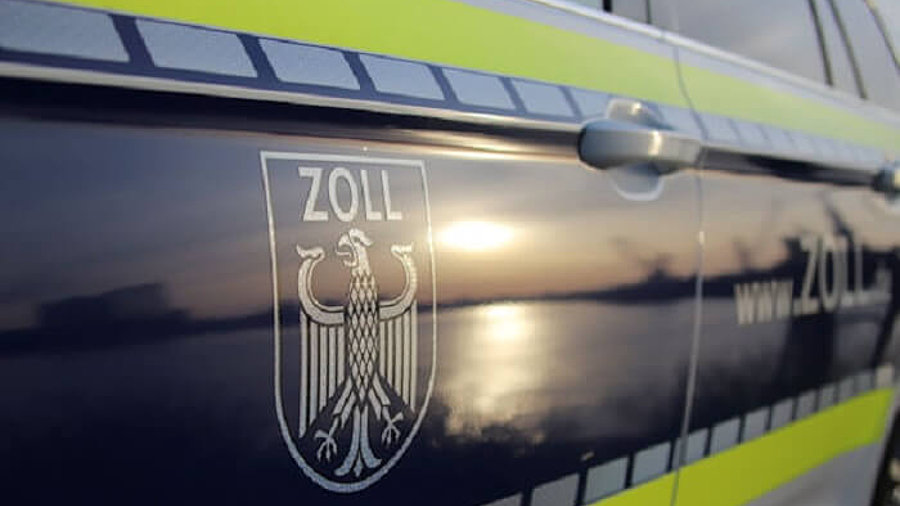 Zollwappen am Dienstfahrzeug