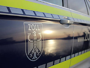 Zollwappen am Dienstfahrzeug