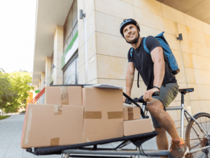 Fahrradkurier mit Paketen