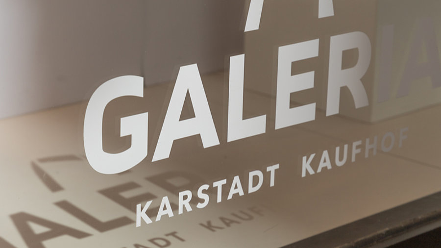 Galeria Karstadt Kaufhof Logo an Scheibe
