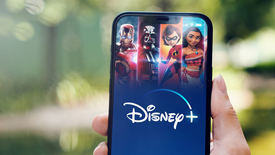 Smartphone mit Disney+-Streaming-App auf dem Bildschirm