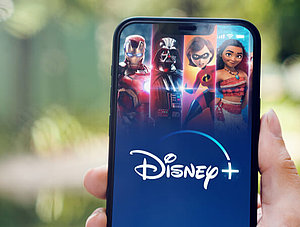 Smartphone mit Disney+-Streaming-App auf dem Bildschirm