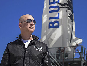 Jeff Bezos vor Blue Origin Rakete