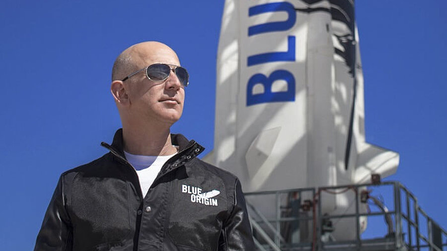 Jeff Bezos vor Blue Origin Rakete