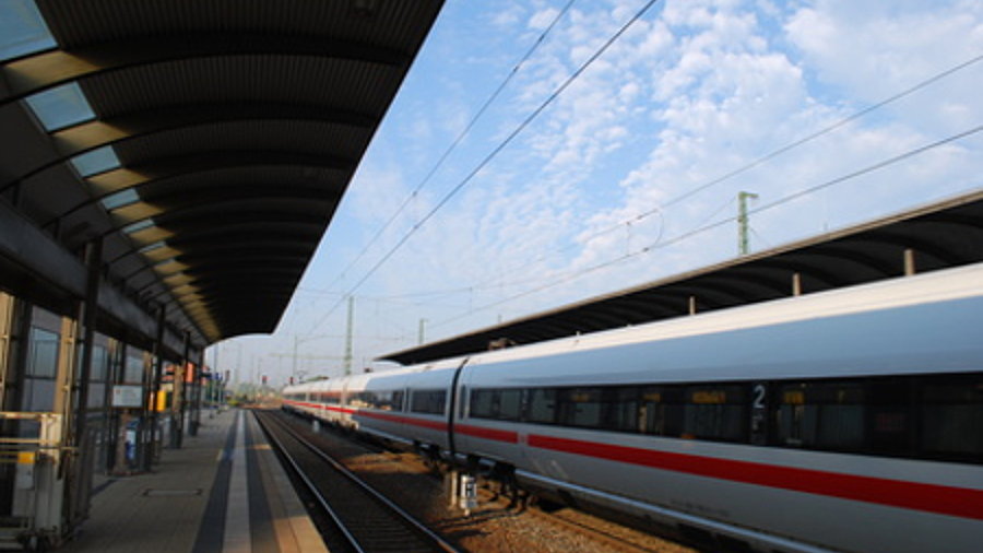 ICE fährt in einen Bahnhof ein