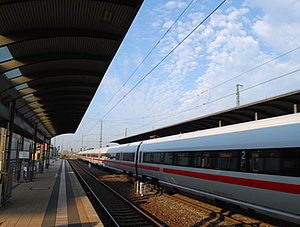 ICE fährt in einen Bahnhof ein