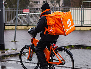 Lieferando-Fahrer auf Fahrrad