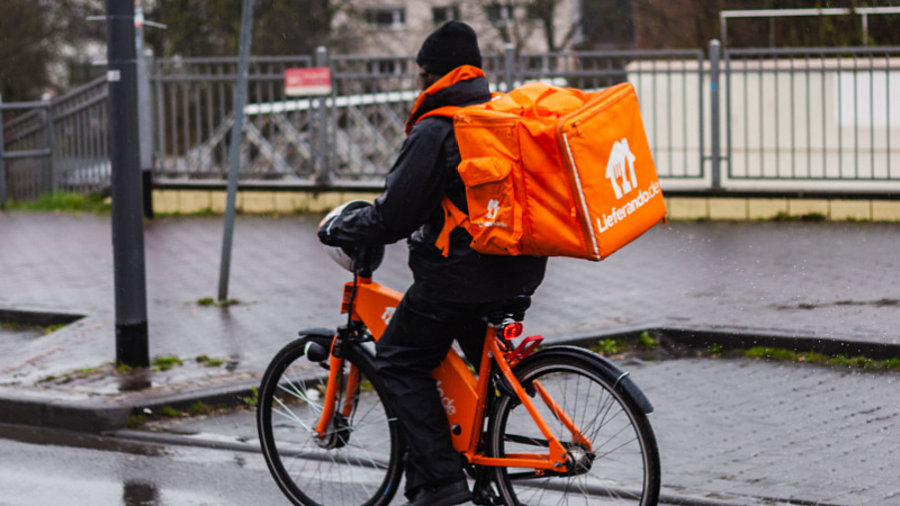 Lieferando-Fahrer auf Fahrrad