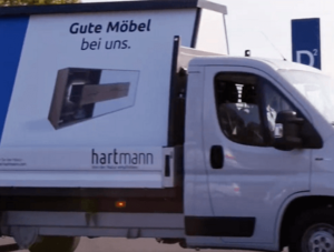 Werbetafel mit Spruch gegen Ikea