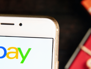 Ebay Logo auf Smartphone und Weihnachtspakete