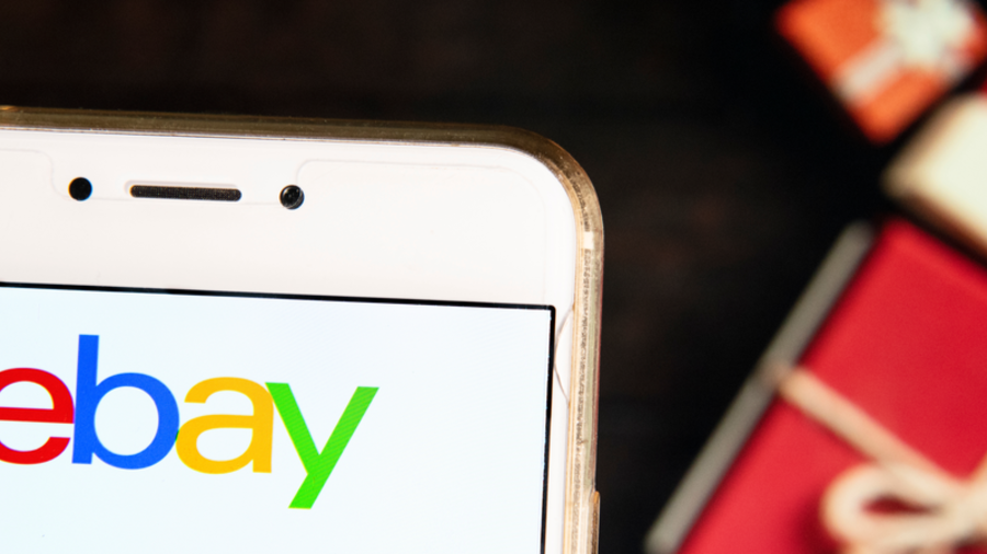 Ebay Logo auf Smartphone und Weihnachtspakete