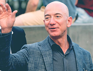 Jeff Bezos, Gründer des Online-Riesen Amazon, winkt in die Menge