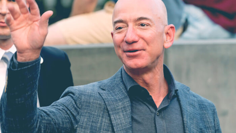 Jeff Bezos, Gründer des Online-Riesen Amazon, winkt in die Menge