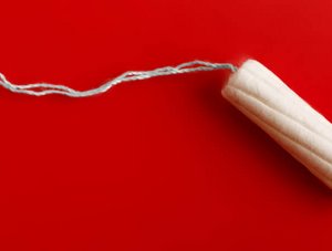 Tampon auf rotem Untergrund