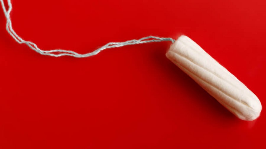 Tampon auf rotem Untergrund