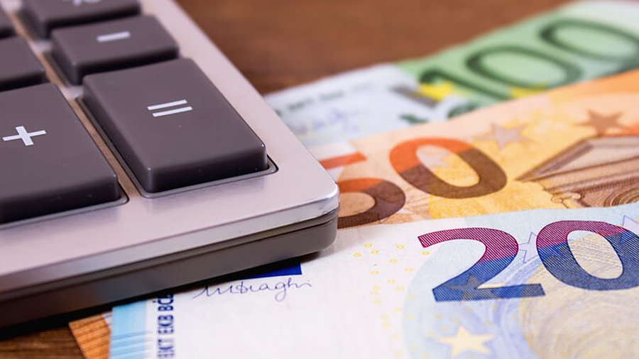 Euro-Banknoten unter Taschenrechner