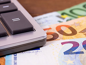 Euro-Banknoten unter Taschenrechner