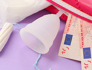 Auswahl Menstruationsprodukte und Geld