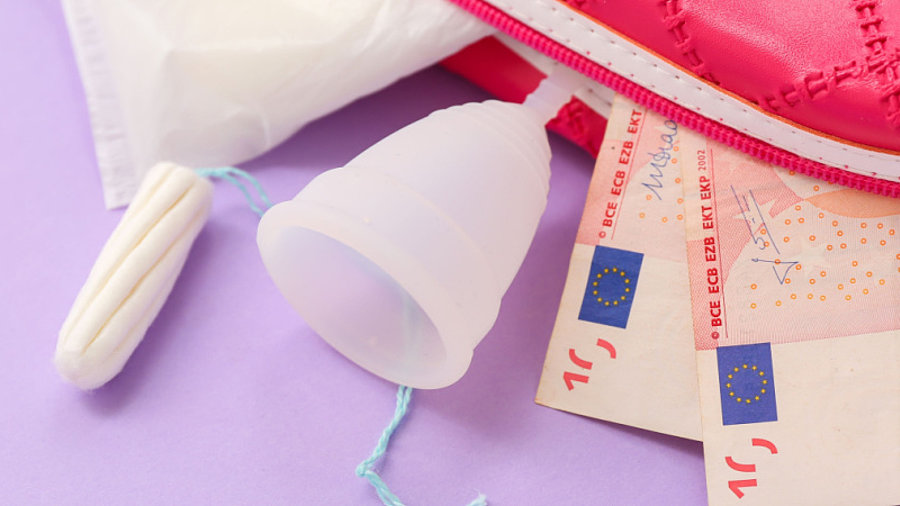 Auswahl Menstruationsprodukte und Geld