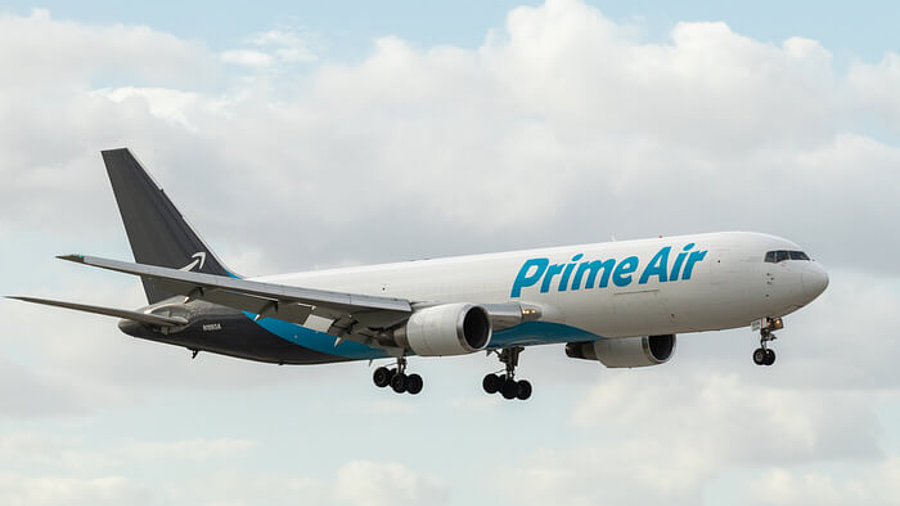 Flugzeug der Marke Amazon Air