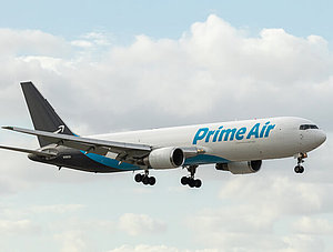 Flugzeug der Marke Amazon Air