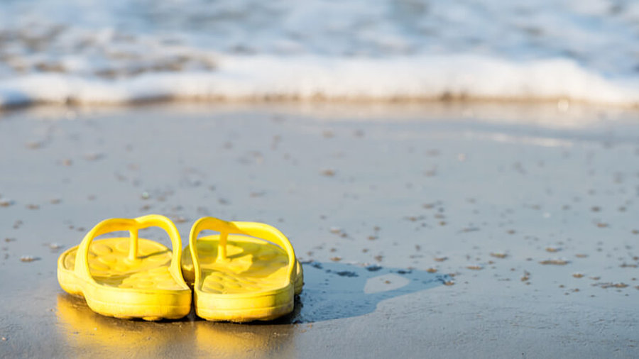 Sandalen am Strand