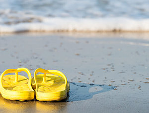 Sandalen am Strand